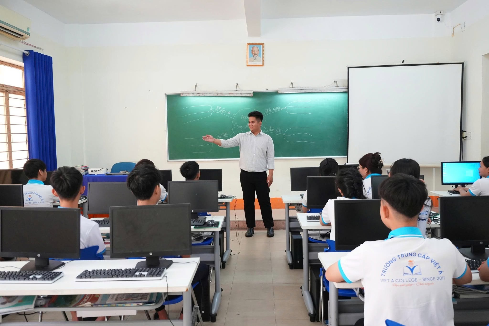 Trường Trung cấp Việt Á